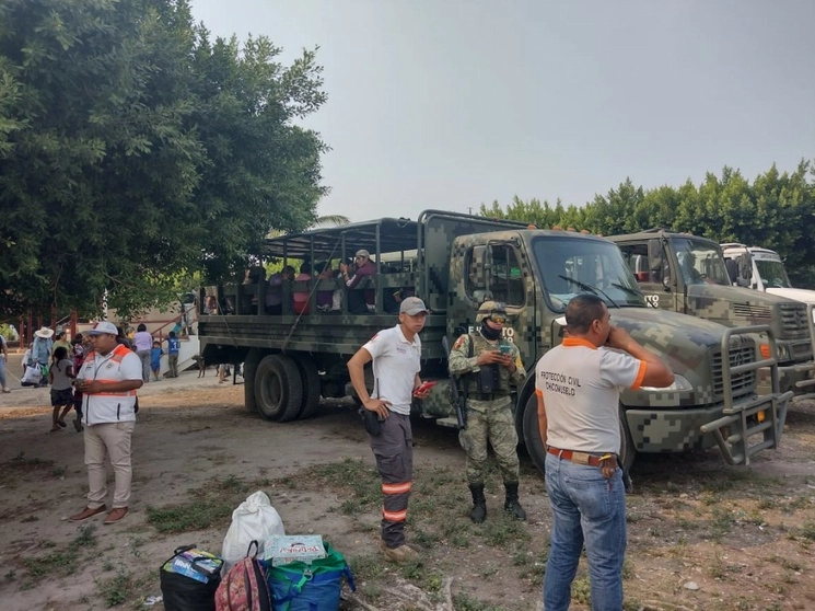 Los militares apoyaron en el traslado de los pobladores a su lugar de origen. Foto La Jornada