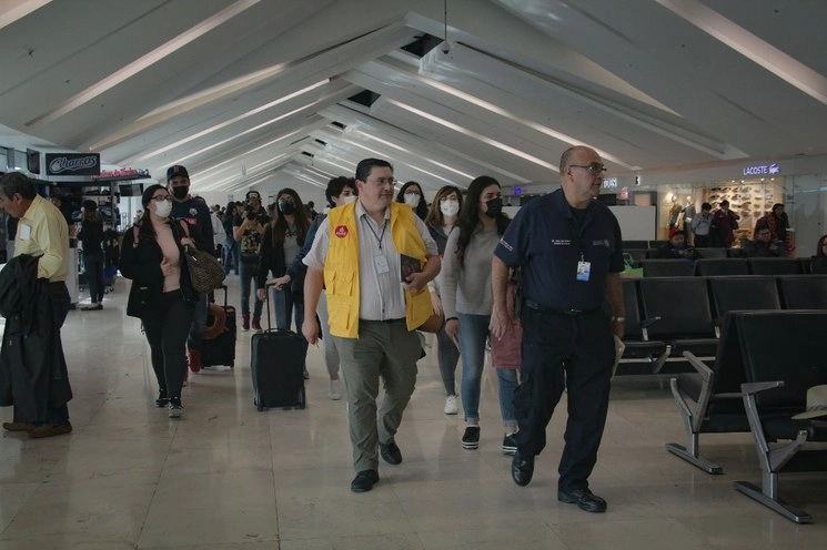 Llegaron a Jalisco siete jóvenes que cursan estudios en China. Foto La Jornada