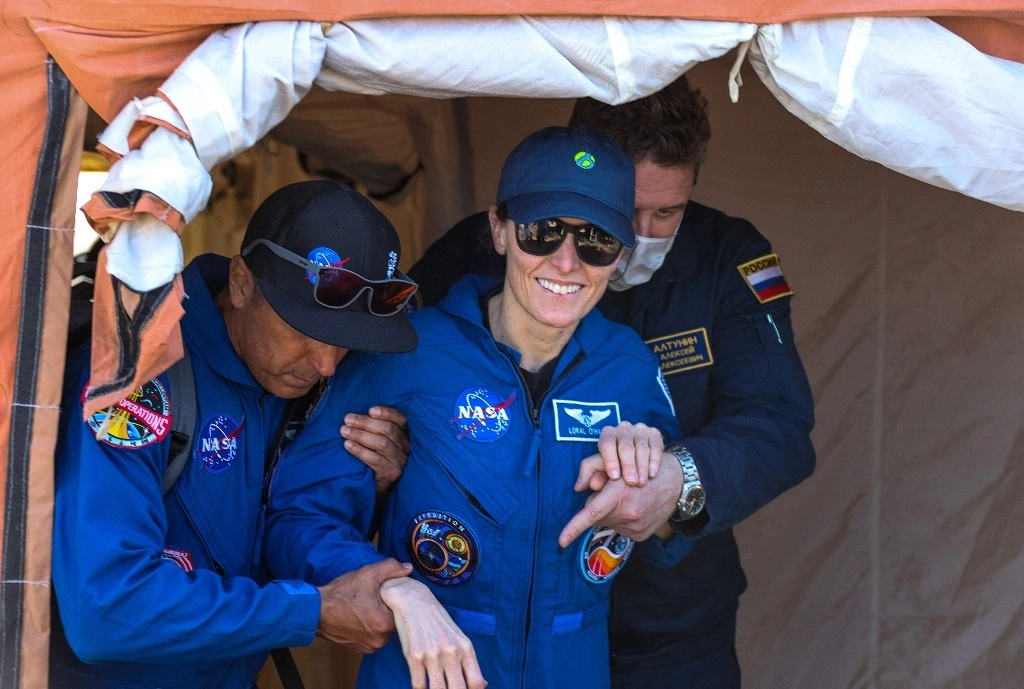Astronauta de la NASA Loral OíHara (C) poco después del aterrizaje de la cápsula espacial Soyuz MS-24, transportando a la tripulación de la Estación Espacial Internacional (ISS), rusa, el  6 de abril de 2024. Foto  AFP