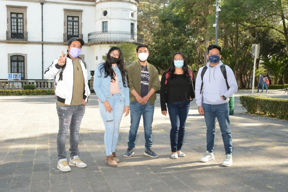 Alumnos que cursan el 6º y 7º año en la sede Texcoco de la Universidad Autónoma Chapingo regresaron a las aulas este lunes. Foto La Jornada