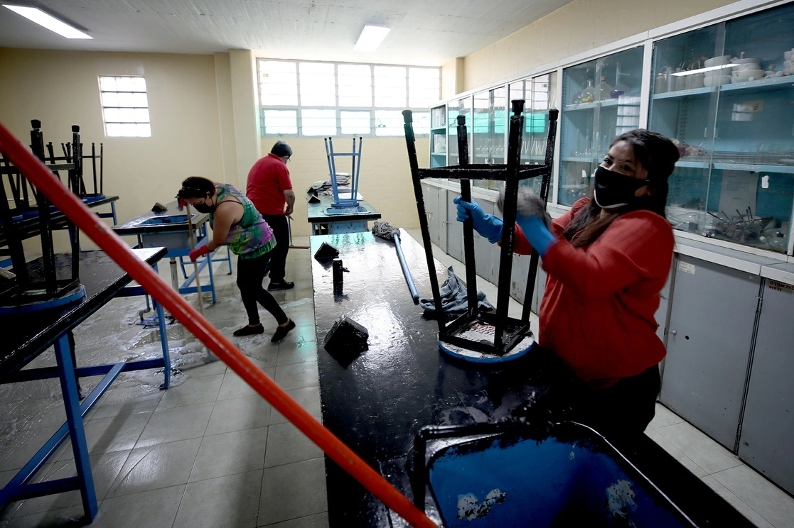 Limpieza de planteles escolares en la CDMX. Foto José Antonio López / Archivo