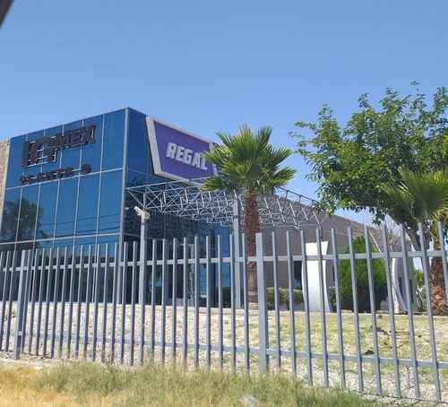 Instalaciones de la empresa estadunidense Regal, una de las maquiladoras en Ciudad Juárez, Chihuahua, que reanudó ayer actividades en el día uno de la nueva normalidad. Foto Rubén Villalpando