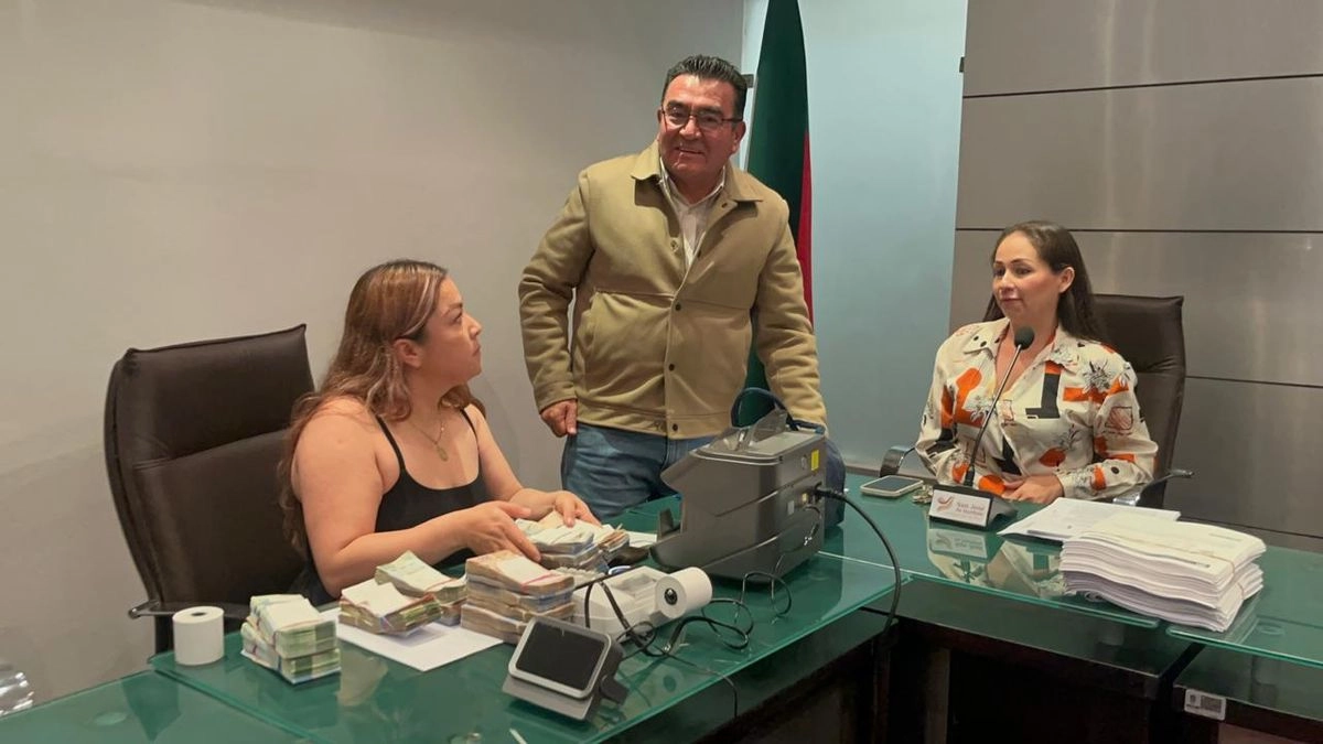 En rueda de prensa se regresó el dinero que adultos mayores entregaron a la ex directora municipal de Atención al Migrante, Karina Pichardo (derecha), para tramitar visas de EU. Foto 