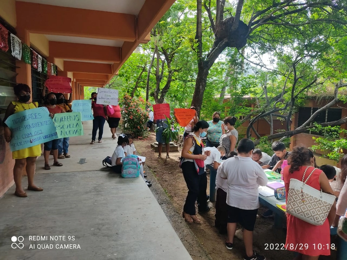 Al comenzar el ciclo escolar 2022-2023, estudiantes del Centro de Atención Múltiple plantel 62, ubicado en la colonia Universitaria del puerto de Acapulco, Guerrero, tomaron ayer clases en los pasillos del inmueble debido a daños en la infraestructura de las aulas por los sismos recientes, además de que las instalaciones tienen una antigüedad de más de 50 años. Foto 'La Jornada'