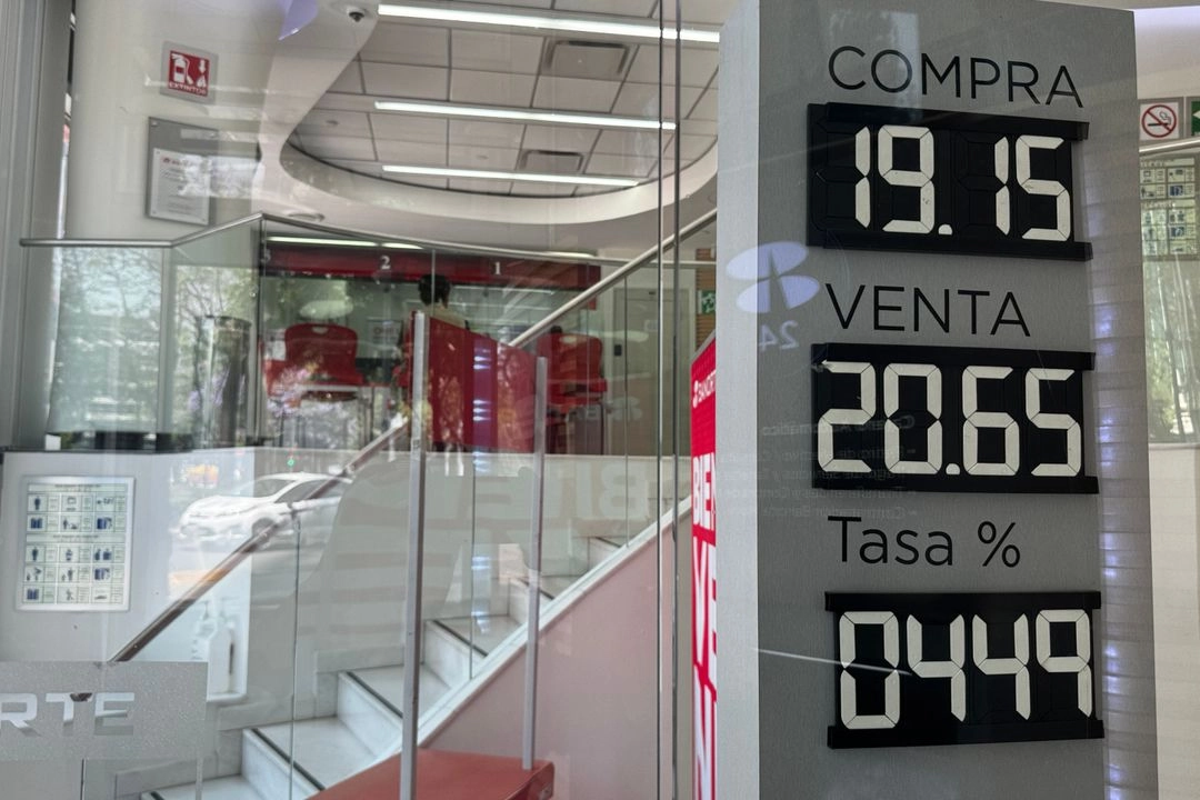 La divisa mexicana registró una depreciación diaria de 0.78 por ciento, equivalente a una pérdida de 15.78 centavos, para concluir en 20.4396 pesos por dólar. Foto 