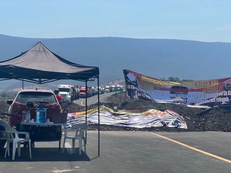 Bloqueo de ejitarios de Morelos en la autopista Siglo XXI. Foto Rubicela Morelos