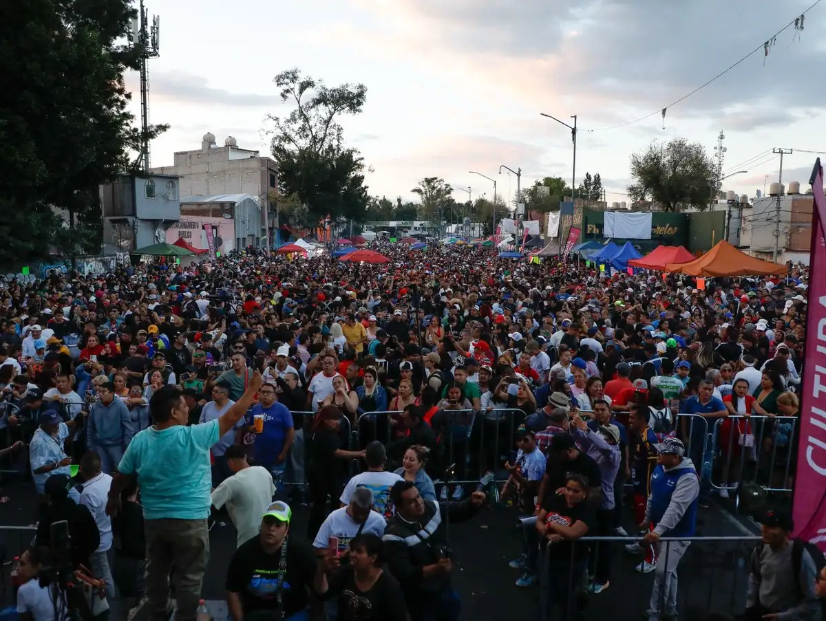 “La banda” se reunió sobre la Avenida del Trabajo para celebrar al ritmo de la guaracha, cumbia, salsa y otros géneros. Foto