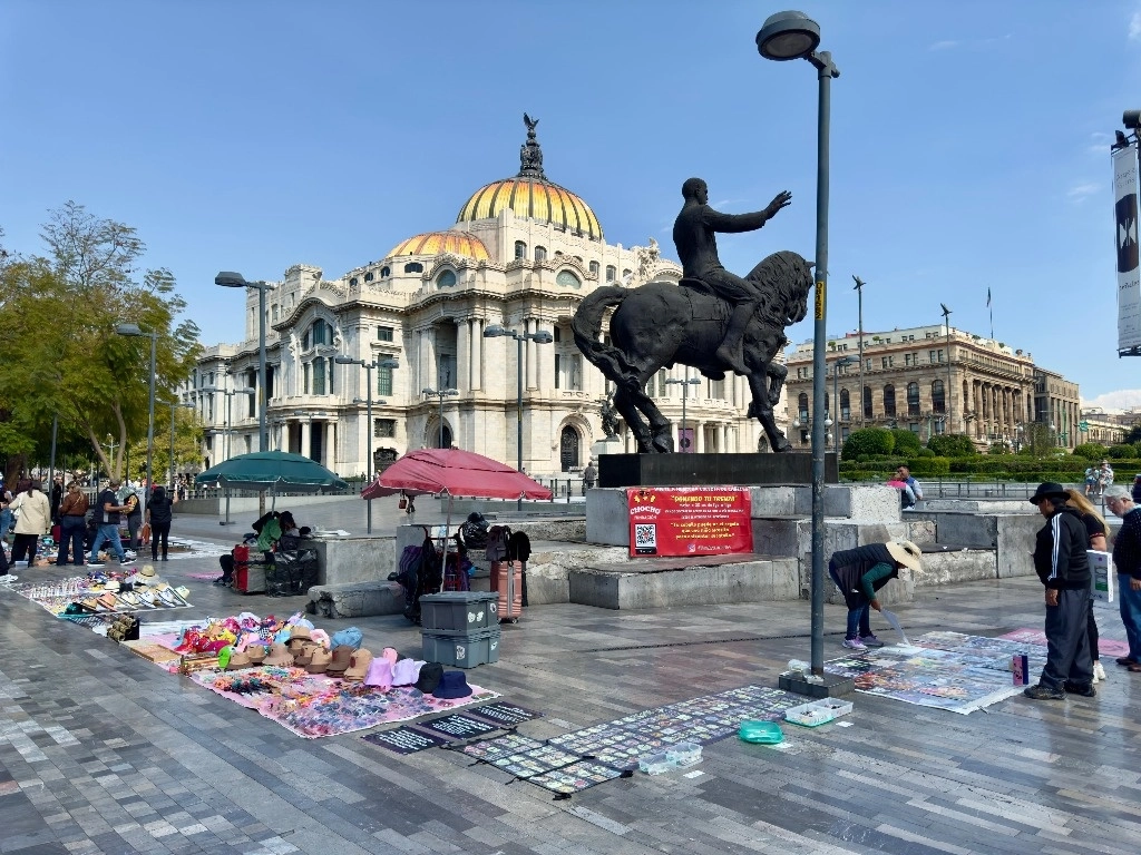 Comerciantes ambulantes venden sus productos en las inmediaciones del Palacio de Bellas Artes, en la Ciudad de México, el 23 de enero de 2025. Foto Roberto García Ortiz