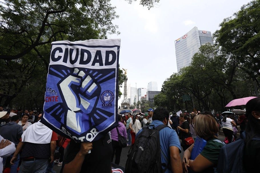 Maestros de la CNTE marchan del Ángel de la Independencia hacia el Zócalo de la Ciudad de México, el 6 de junio de 2025. Foto 
