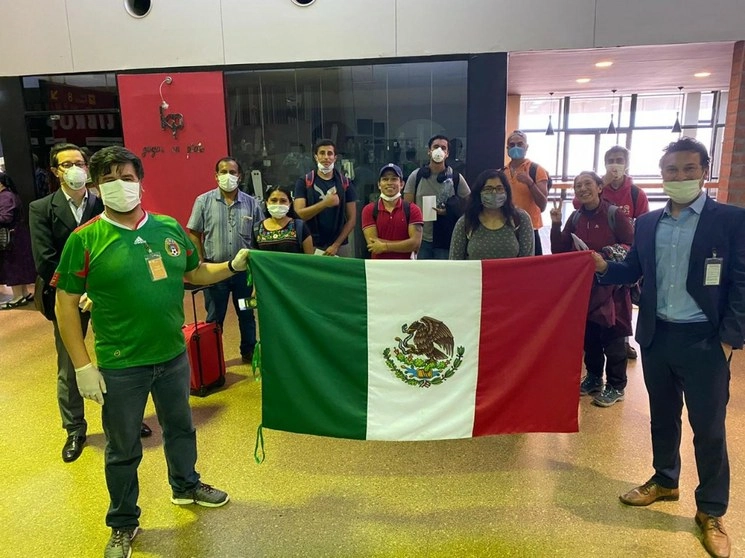En ese mismo vuelo humanitario también se transportaron a 102 ciudadanos bolivianos a Santa Cruz, Bolivia. Foto Twitter @SRE_mx