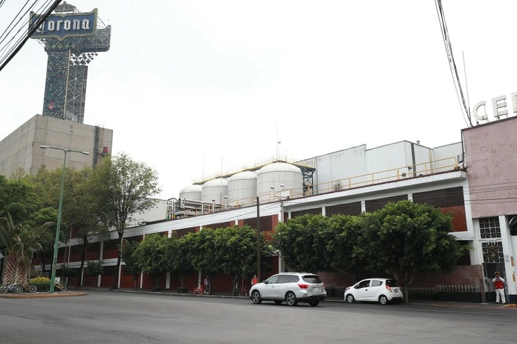 Desde el pasado 5 de abril, las principales firmas cerveceras detuvieron sus operaciones en todo el país. En la imagen, la planta de Grupo Modelo en la colonia Anáhuac, alcaldía Miguel Hidalgo, Ciudad de México. Foto María Luisa Severiano