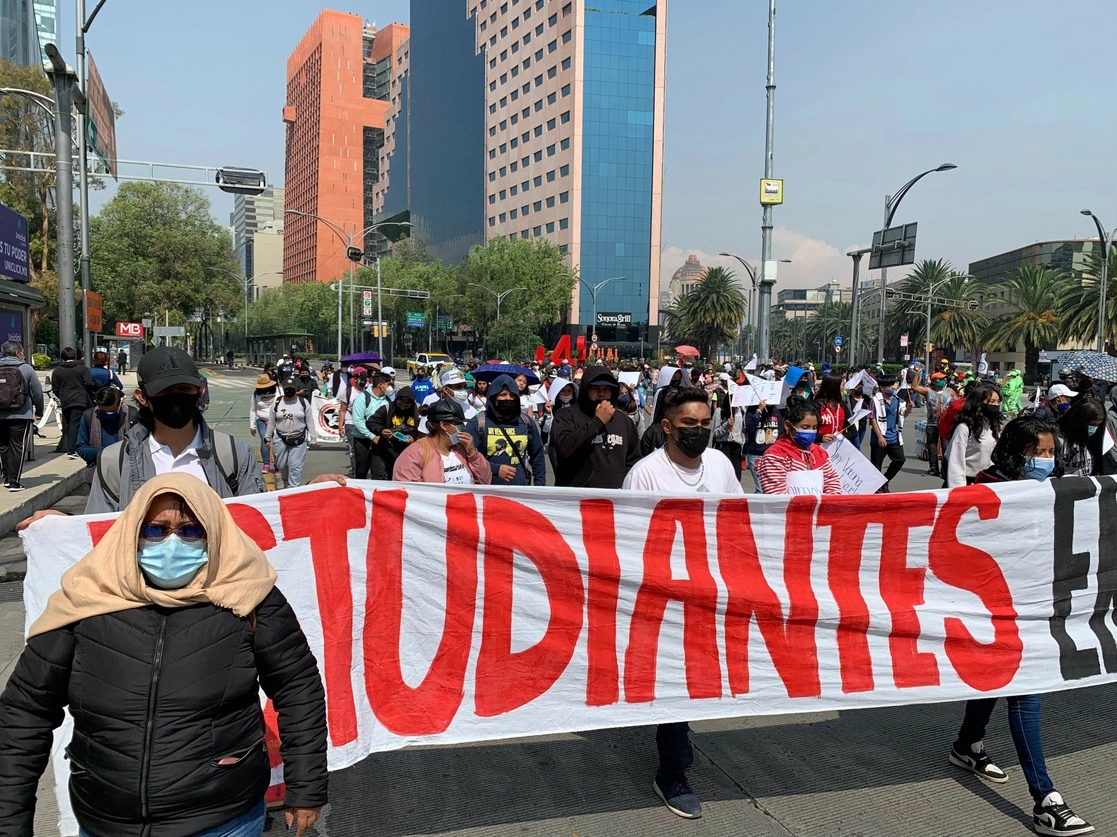Protesta de estudiantes que exigen ser vacunados para poder regresar a clases. Foto Alfredo Domínguez/ archivo