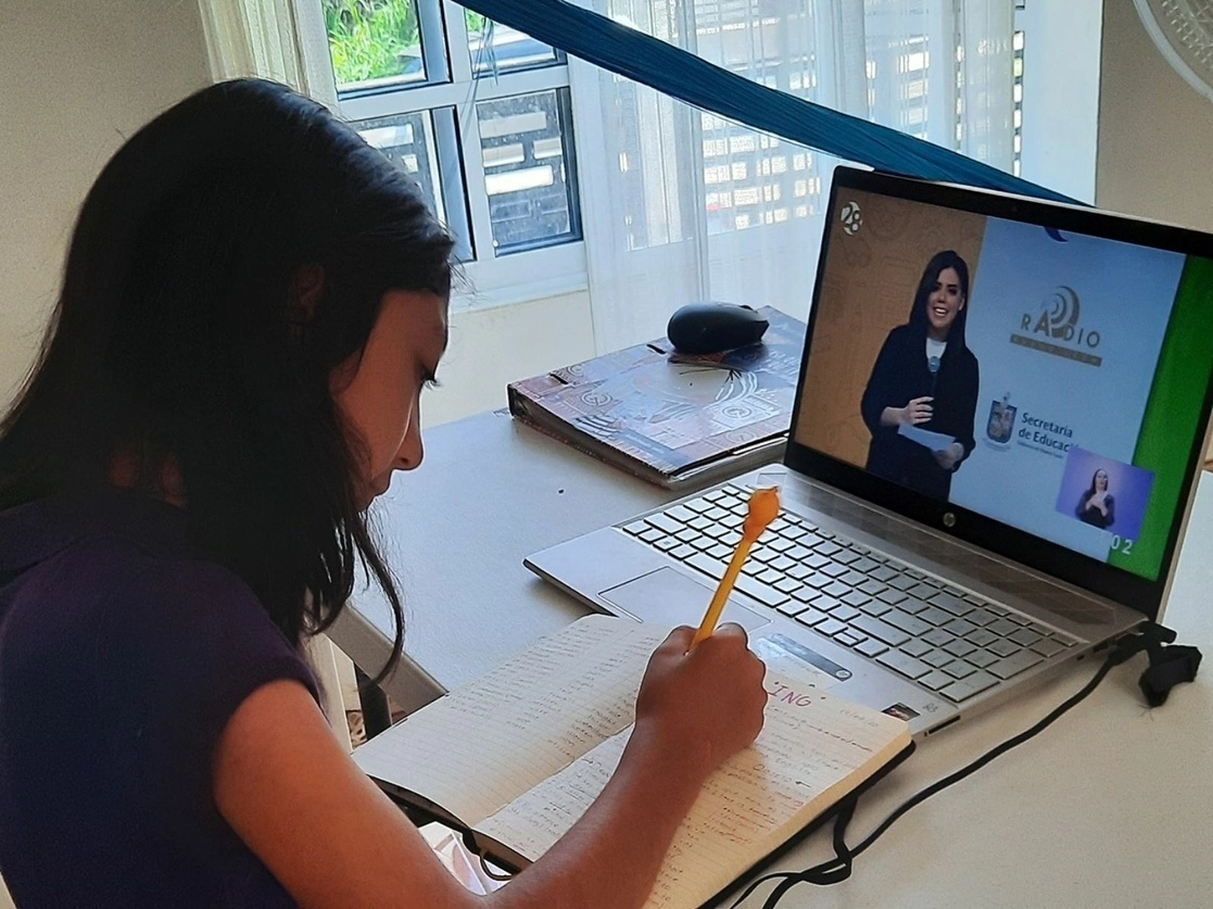 Menor toma clases en línea en imagen de archivo. Foto María Luisa Severiano