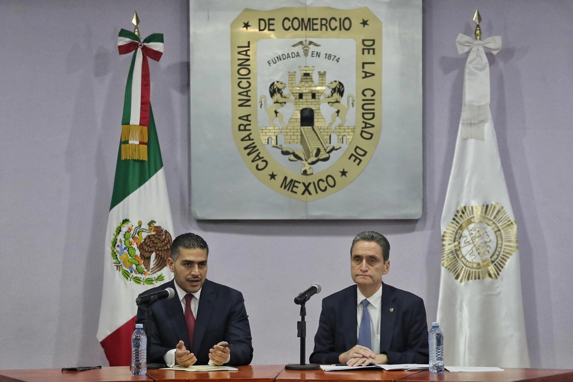 El secretario de Seguridad Ciudadana, Omar García Harfuch, y el presidente de la Cámara de Comercio de la Ciudad de México, Nathan Poplawsky Berry, durante conferencia de prensa al término de una reunión de trabajo, con el fin de estrechar lazos de comunicación y reforzar los vínculos de colaboración entre ambas partes, el 25 de agosto de 2021. Foto Marco Peláez