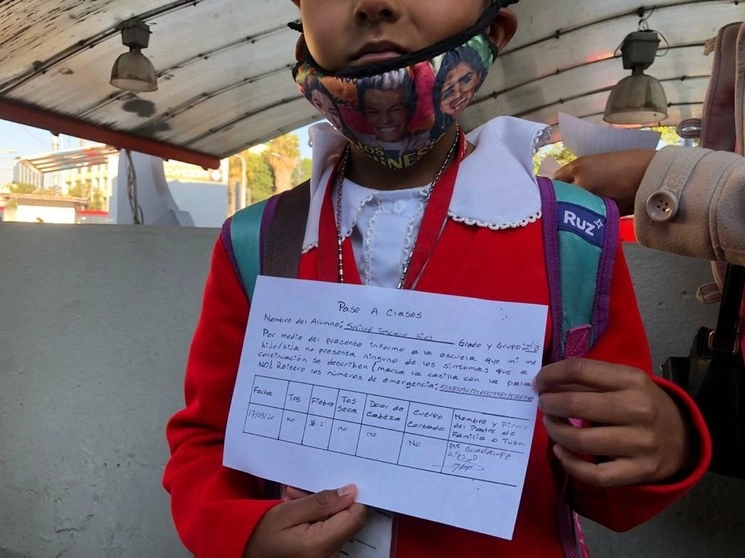 En imagen de archivo, una alumna se alista para asistir a clases en una escuela en la alcaldía Cuauhtémoc. Foto Yazmín Ortega Cortés