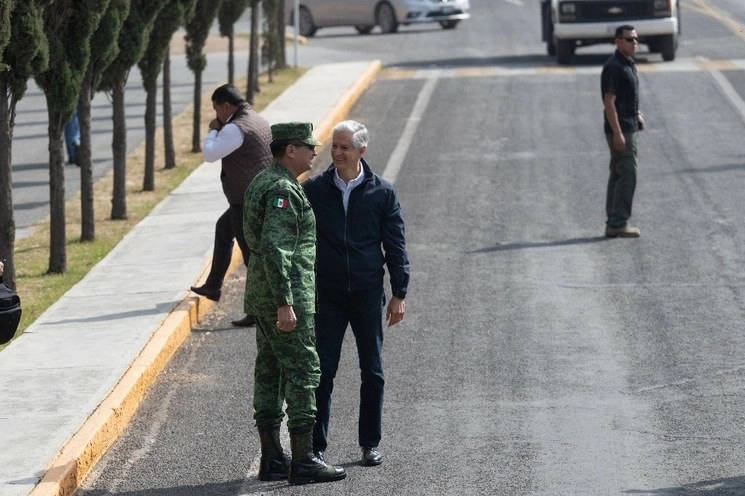 Alfredo del Mazo, gobernador del Edomex y Luis Crecensio Sandoval, titular de la Sedena, en la base militar de Santa Lucía. Foto Luis Ramos/ Archivo