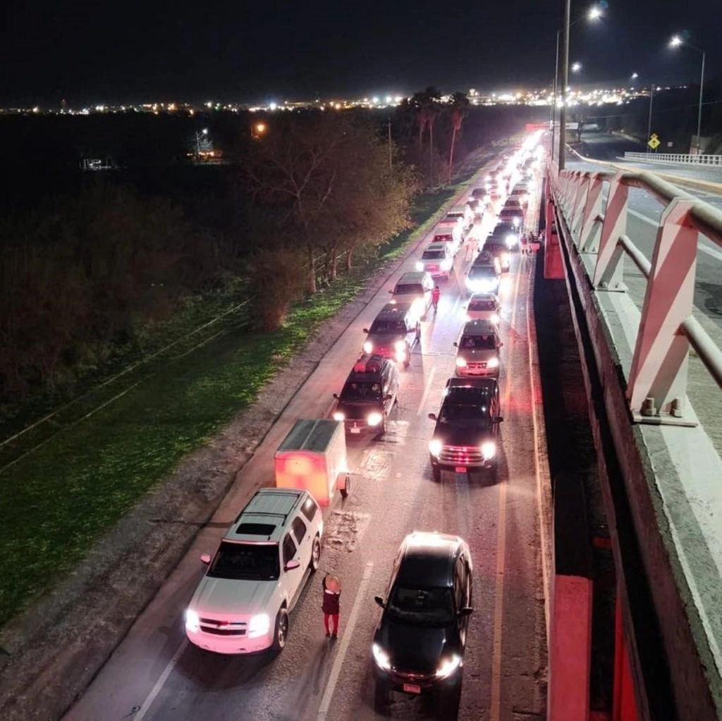 El regreso de miles de paisanos por Nuevo Laredo, Tamaulipas, han congestionado la Autopista de la Carretera Nacional. Foto ‘La Jornada’