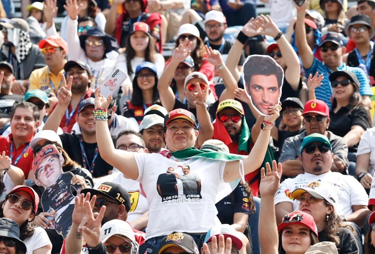 Una asistente al Gran Premio de México en el Autódromo de los Hermanos Rodríguez viste una playera con la imagen de 'Checo' Pérez y de Valtteri Bottas, pilotos de la nueva escudería Ferrari que se sumará al emparrillado en la temporada 2026. Foto