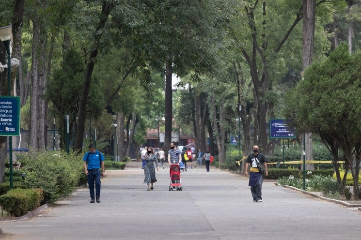 Ciudadanos pasean en el parque Las Arboledas, en la colonia Del Valle durante el inicio de la "nueva normalidad". Foto Pablo Ramos
