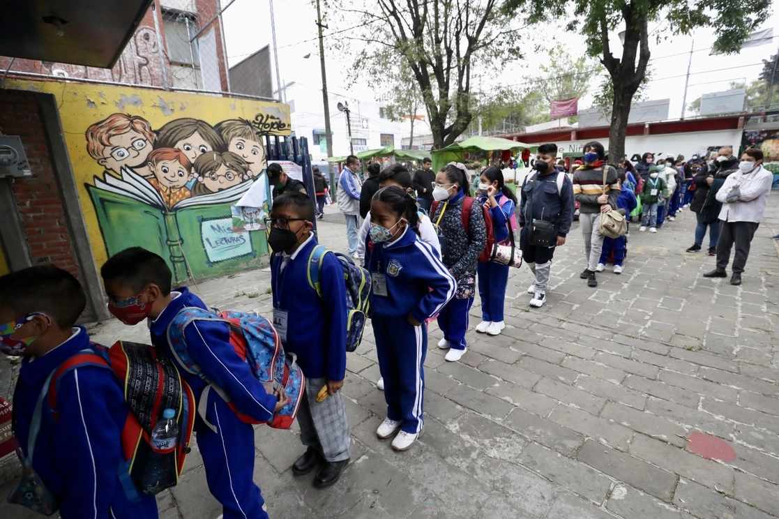 En la Ciudad de México, la jefa de Gobierno, Claudia Sheinbaum, indicó que no hay razón para cerrar los planteles puesto que no existe alarma frente al incremento de casos graves de covid-19 y se está reforzando la vacunación. Imagen de la entrada a unas instalaciones educativas en la alcaldía Xochimilco. Foto Luis Castillo