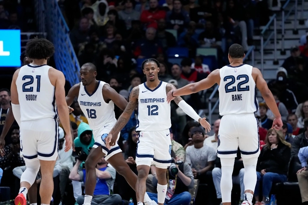 El jugador de los  Grizzlies de Memphis, Ja Morant (c) festeja junto con sus compañeros al término del encuentro. Foto Ap