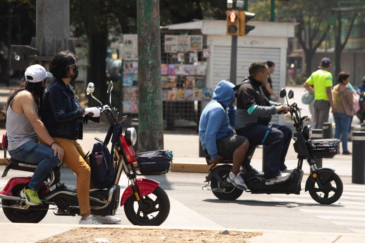 Usuarios de biciclestas eléctricas en calles de la CDMX. Foto