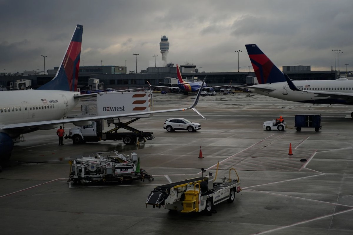 Aviones de Delta Airlines se cargan en la Terminal B del Aeropuerto Internacional Hartsfield-Jackson, en Atlanta. Foto