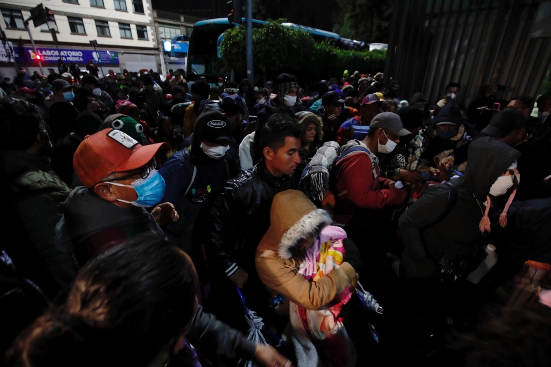 Migrantes ingresan a la Basílica de Guadalupe, el 12 de diciembre pasado. Foto Cristina Rodríguez