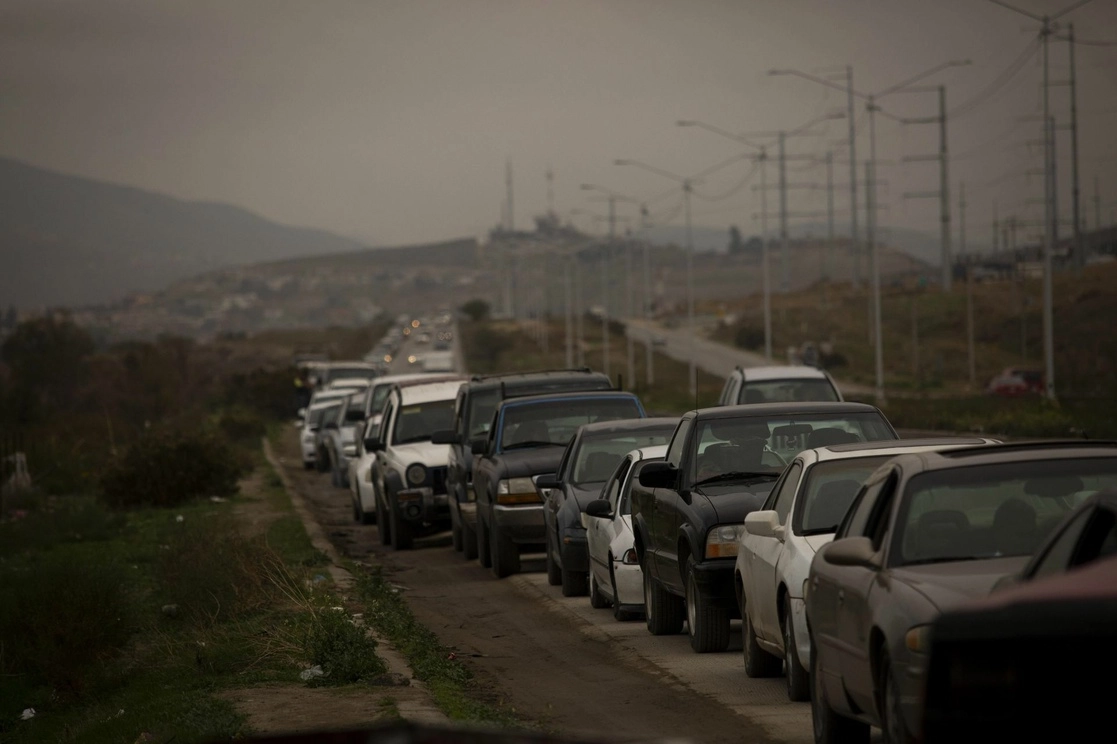 Fila para la regularización de autos en imagen de archivo. Foto Cuartoscuro