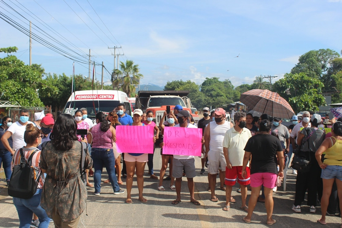 Protesta de habitantes del fraccionamiento Pedregal de Cantaluna. Foto Héctor Briseño / Archivo