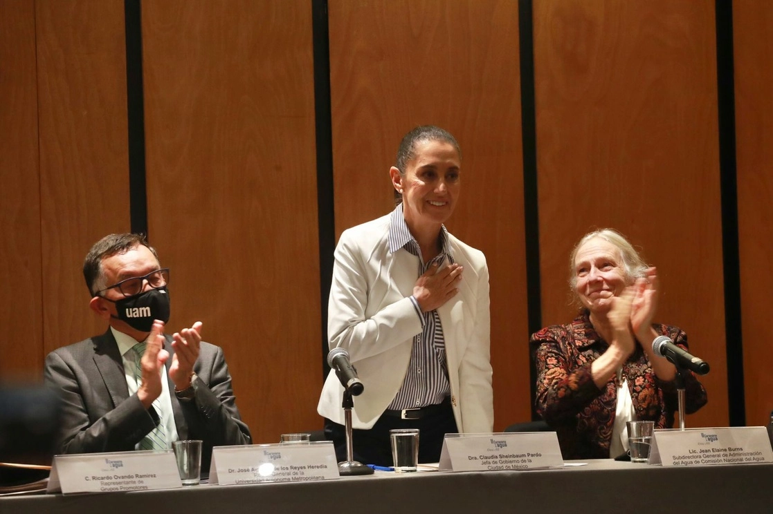 La jefa del Gobierno capitalino, Claudia Sheinbaum, durante la conferencia de la UAM sobre la “Habilitación del Lago Tláhuac-Xico”, realizada en el Centro de Difusión Cultural Casa de la Primera Imprenta de América. Foto Luis Castillo