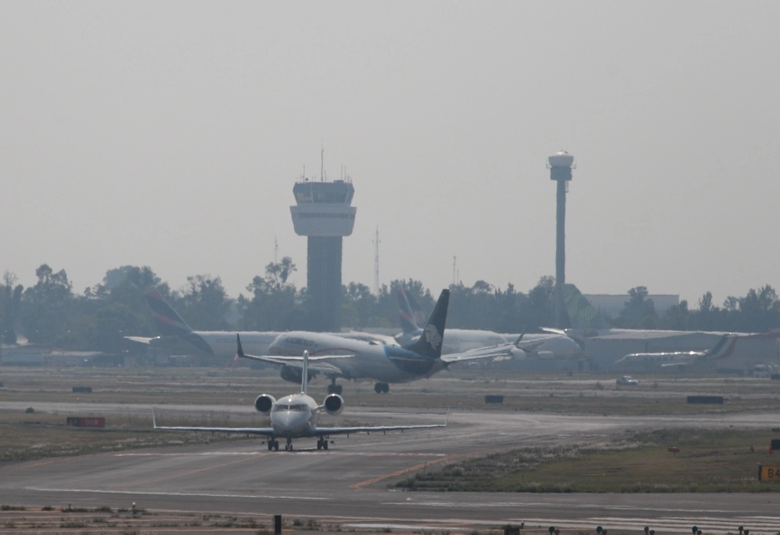 La rehabilitación de la pista 05L/23R permite corregir su deterioro por condiciones climatológicas y la carga que recibe por las aeronaves que operan en el AICM, manteniendo con ello las condiciones de seguridad operacional. Foto Alfredo Domínguez / Archivo 