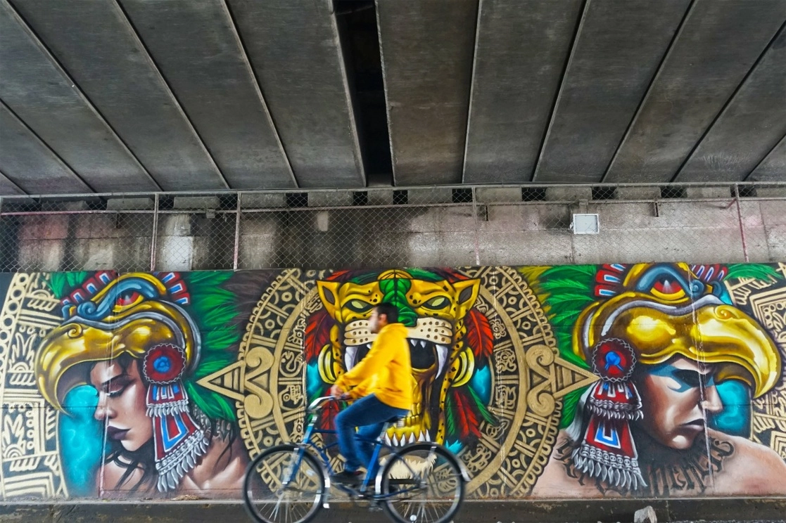 Los bajopuentes fueron intervenidos por artistas urbanos. Foto La Jornada