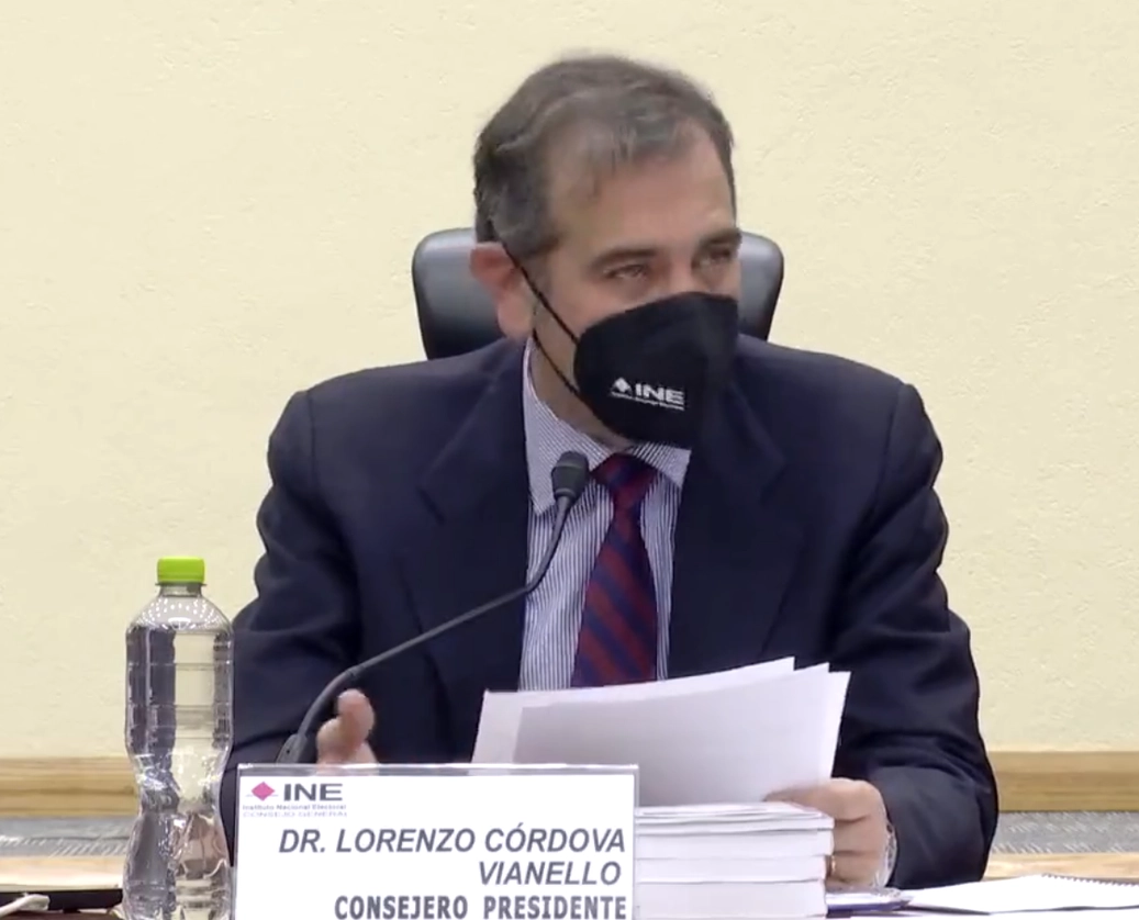 Lorenzo Córdova, presidente consejero del INE, durante la transmisión de la sesión permanente. Foto @lorenzocordovav