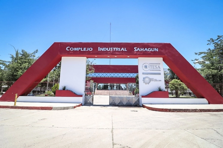 En el Parque Industrial Ciudad Sahagún, se rehabilitaron las vías de entrada, lo cual
mejoró la movilidad y la seguridad de más de 2 mil 195 trabajadores. Foto Especial
