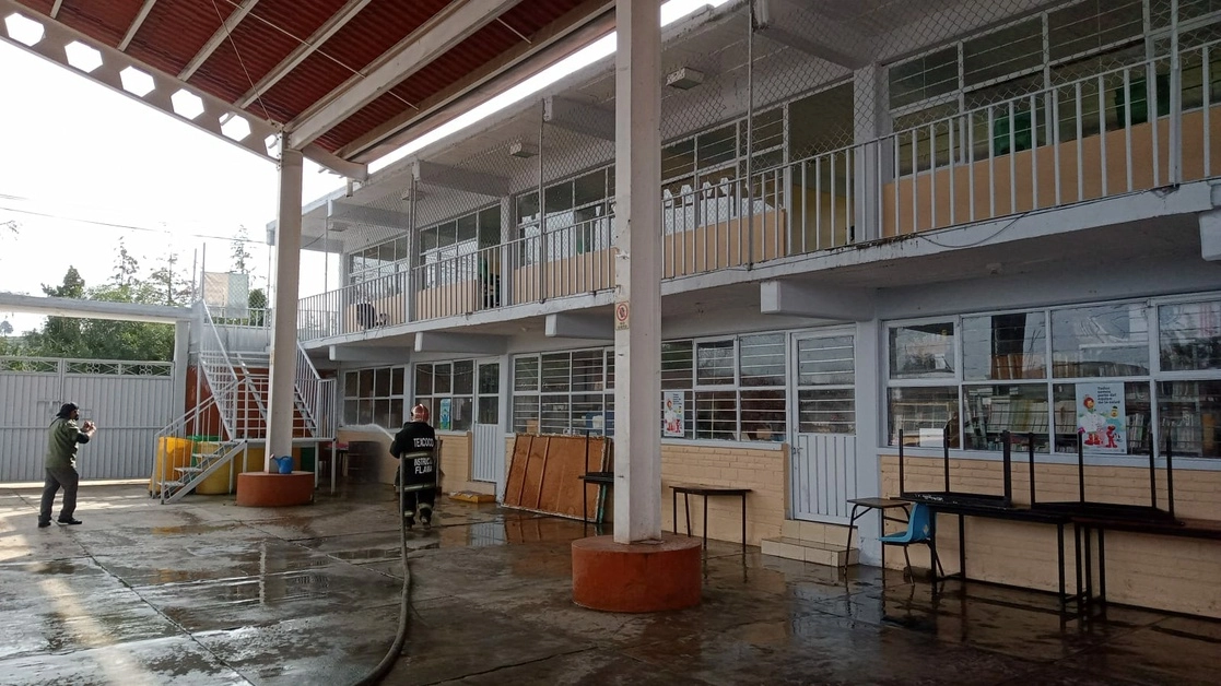 Las Brigadas de Atención para un Regreso a Clases Seguro, trabajan en una de las 40 escuelas que reabrirán sus puertas en un sistema híbrido en Texcoco. Foto La Jornada