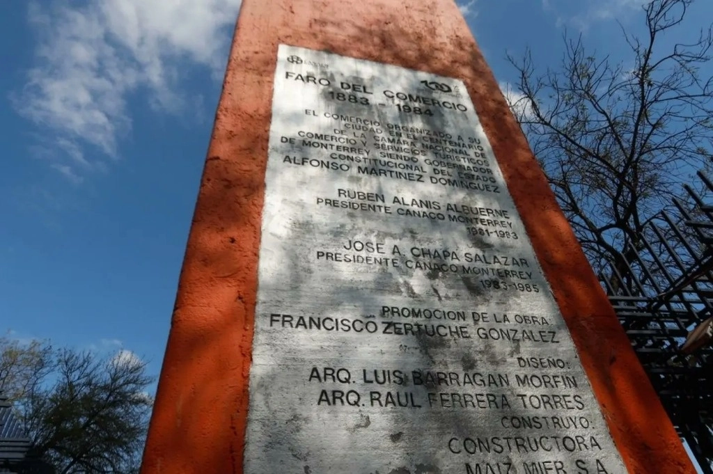 Tras 10 años sin darle mantenimiento, el municipio de Monterrey, a cargo del alcalde emecista Luis Donaldo Colosio Riojas, rehabilitará el Faro del Comercio en el centro de la ciudad. Foto tomada de X @canacomonterrey.