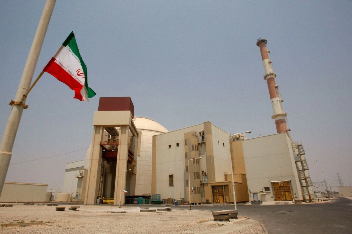 Una bandera iraní ondea frente al edificio del reactor de la central nuclear de Bushehr, en la ciudad de Bushehr, Irán. Foto 