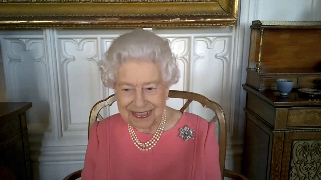 La Reina Isabel II durante unja llamada virtual con las autoridades sanitarias encargadas de la campaña de vacunación en Reino Unido. Foto Ap