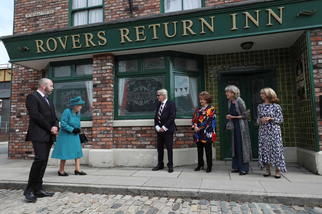 La reina Isabel II en el set de “Coronation Street”. Foto Afp
