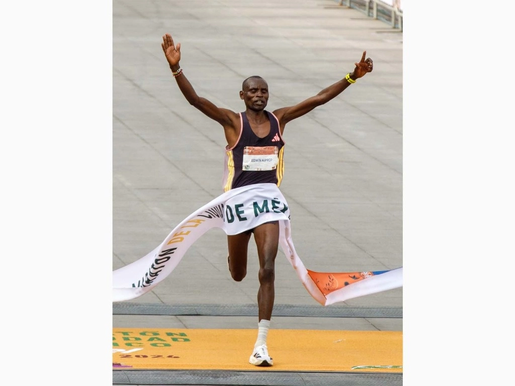  La edición 41 de la competencia culminó con tres corredores de Kenia en el podio: Edwin Kiprop Kiptoo (en la imagen, quien repitió su triunfo de 2022), Leonard Langat y Francis Cheruiyot. Foto Pablo Ramos
