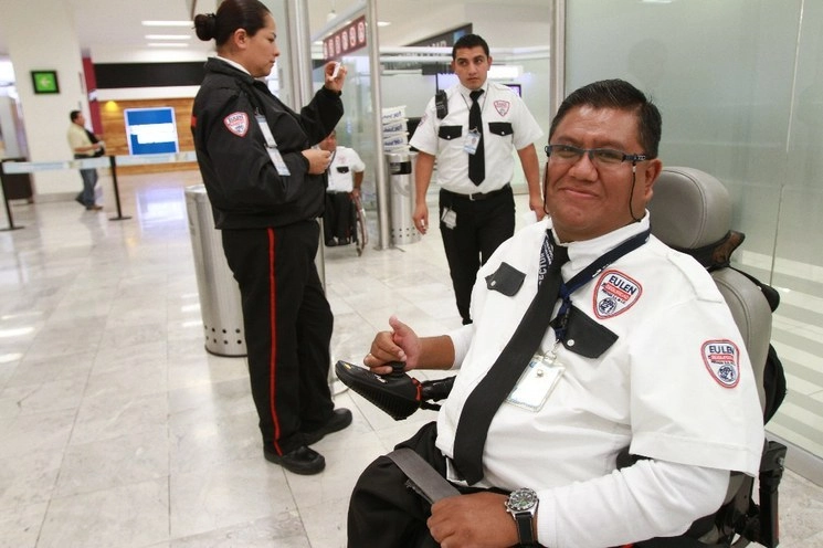 Elemento de seguridad de la empresa Eulen, orienta a un pasajero del AICM. Foto Roberto García Ortíz/Archivo