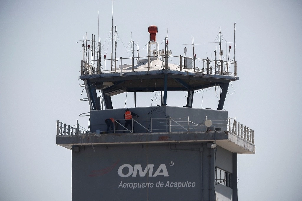 Debido a los daños que hay en el Aeropuerto Internacional de Acapulco, el horario del puente humanitario es de 8 de la mañana a 5 de la tarde. Foto Afp