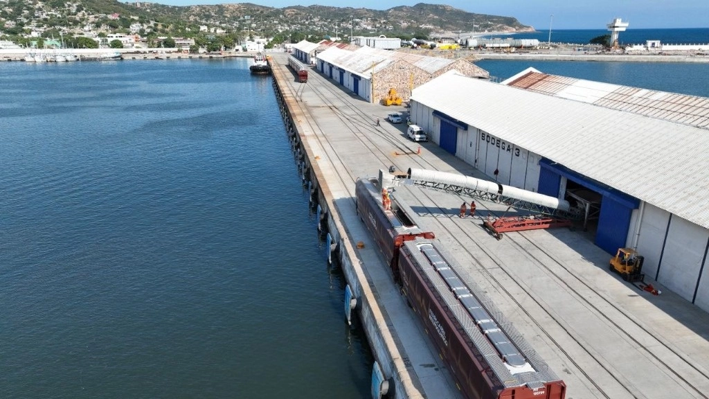 La carga, importada de Canadá, arribó al Puerto de Salina Cruz, en el Buque “SSI Prudence” y fue “transbordada a tolvas graneleras propiedad del FIT y transportada a las bodegas de la empresa Trimex en el Puerto de Coatzacoalcos a través de la Línea Z”. Imagen Gustavo Castillo 