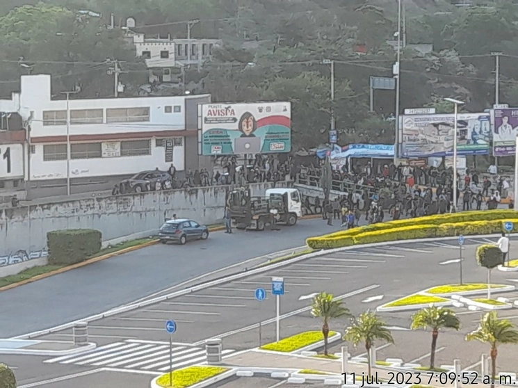 Ciudadanos de diversos municipios reiniciaron el bloqueo en la Autopista del Sol México-Acapulco, a la altura de Chilpancingo, el 11 de julio de 2023. Foto 'La Jornada'