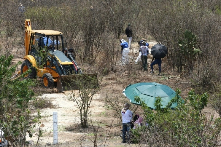 Autoridades estatales continúan con los trabajos para localizar más cadáveres en fosas clandestinas en Tlajomulco, en inmediaciones del poblado San Lucas Evangelista. En la imagen, labores por parte de madres buscadoras, el pasado 5 de julio. Foto Arturo Campos Cedillo