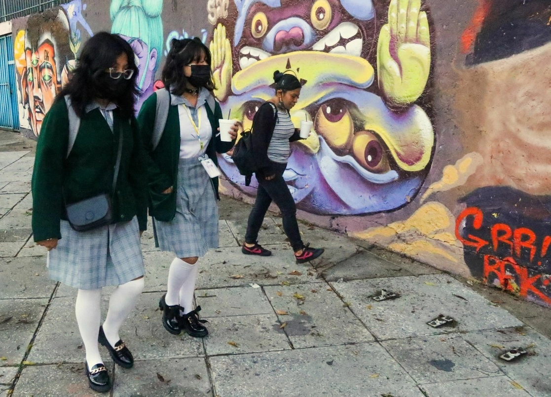 Niñas y niños de educación básica regresaron a clases en el estado de Michoacán este lunes. Foto Cuartoscuro