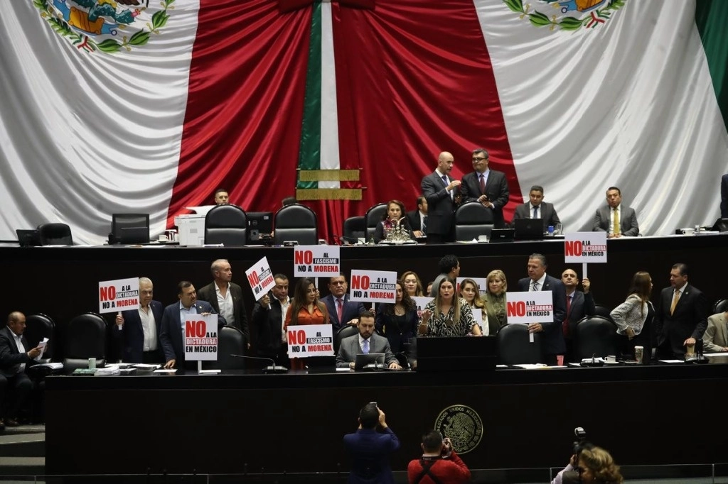 Priístas se manifiestan en la tribuna durante el reinicio de sesión en la Cámara de Diputados, en la Ciudad de México, el 21 de noviembre de 2024. Foto Yazmín Ortega Cortés