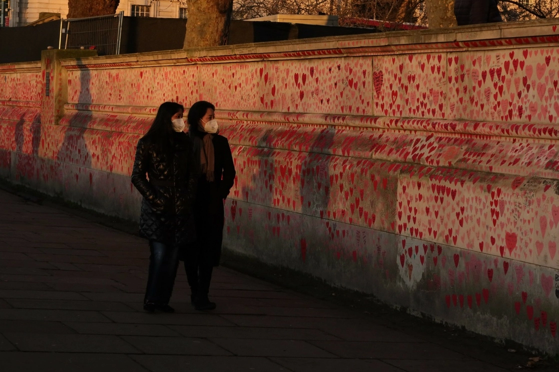 En Londres, al sur del río Támesis instaló el Muro Conmemorativo por la víctimas de Covid-19. Foto Afp