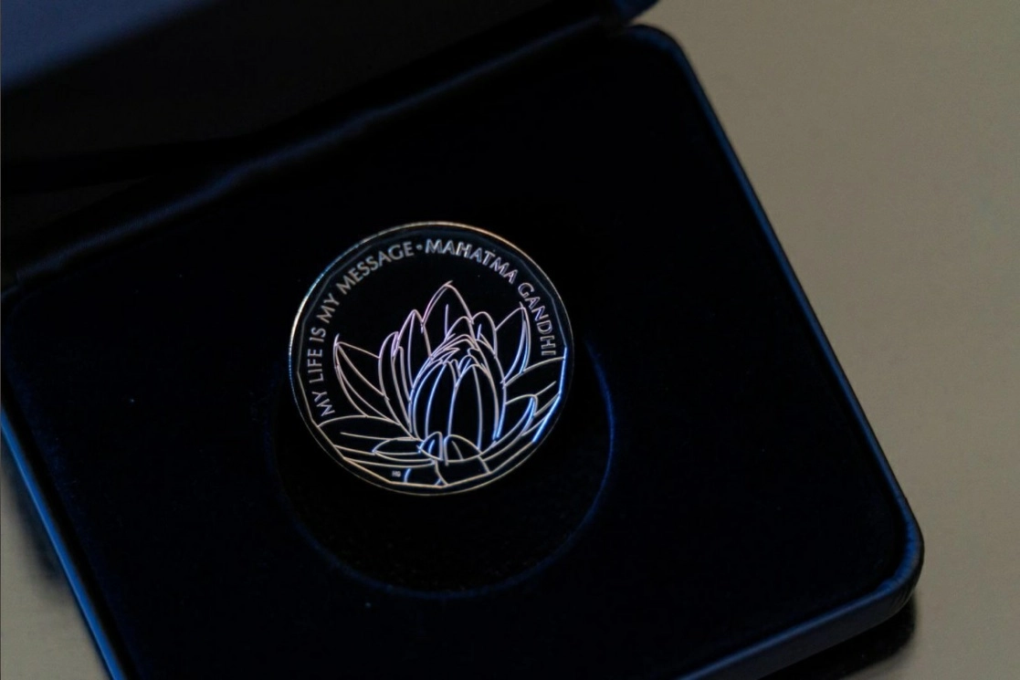 “Hoy presenté una nueva moneda conmemorativa de 5 libras con el @RoyalMintUK para celebrar la vida y el legado de Mahatma Gandhi. El diseño presenta la flor nacional de la India y una de las citas más famosas” del pacifista, escribió el ministro de Hacienda británico, Rishi Sunak en su cuenta de Twitter, el 4 de noviembre de 2021. Foto tomada del Twitter de @RishiSunak